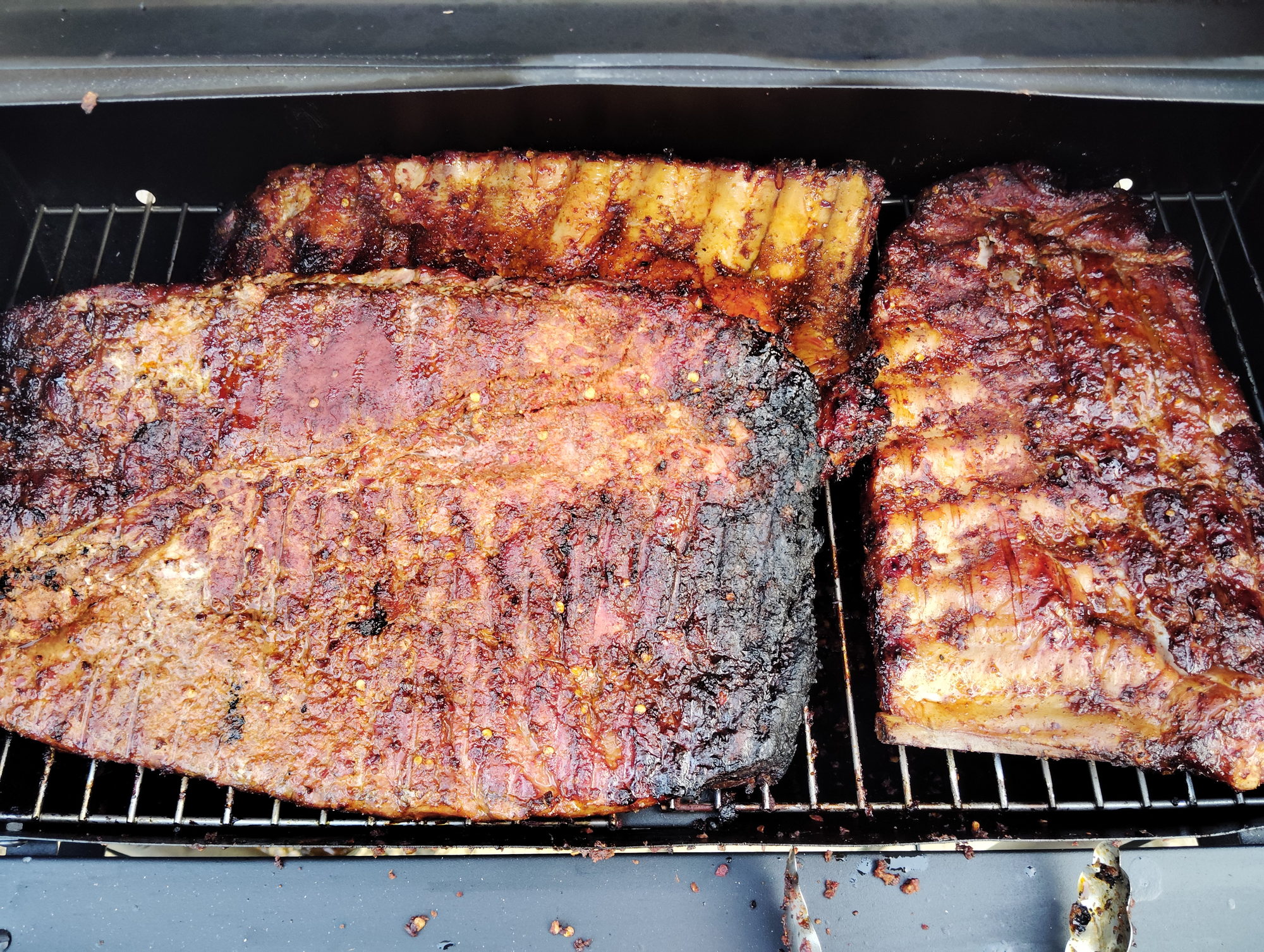 Καπνιστό brisket και χοιρινά παϊδάκια σε ψησταριά σε ιδιωτικό BBQ στην Κέρκυρα