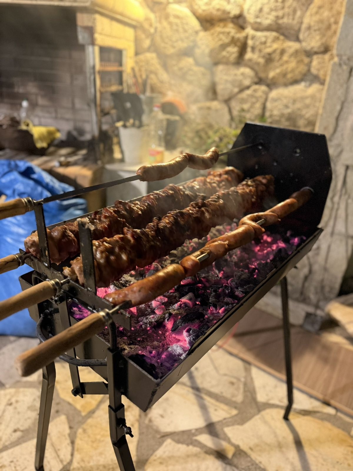 Κοντινό σε ψητή τσιπούρα με λεμόνι και ροδισμένη πέτσα
